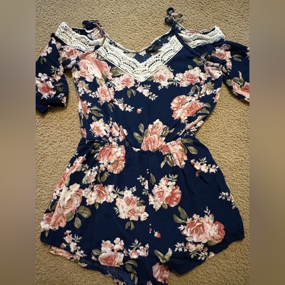 Women’s RUE 21 Floral Romper Size Small
